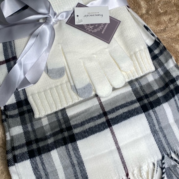 Francesca’s Scarf Beanie & Glove Gift Set Screen Compatible Christmas Gift - Picture 11 of 12